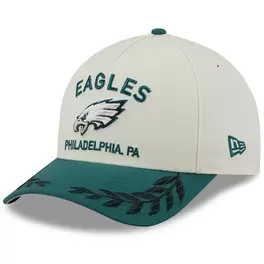 Oferta de Gorra ajustable New Era 9FORTY con forma de A y corona M de los Philadelphia Eagles, color crema/verde, para hombre, del Draft de la NFL 2025 por $730 en Tienda NFL