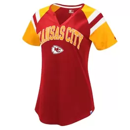 Oferta de Camiseta raglán con cuello de muesca y juego de los Kansas City Chiefs roja/dorada para mujer por $34.99 en Tienda NFL
