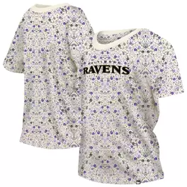 Oferta de Camiseta Glam Game Floral de los Baltimore Ravens en color crema para mujer de New Era por $35.99 en Tienda NFL