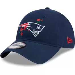 Oferta de Gorra ajustable 9TWENTY con flor del día del juego de los New England Patriots azul marino de New Era para mujer por $27.99 en Tienda NFL
