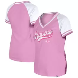 Oferta de Camiseta con cuello en V y multiplicador de colores de los Baltimore Ravens en color rosa para mujer de New Era por $34.99 en Tienda NFL