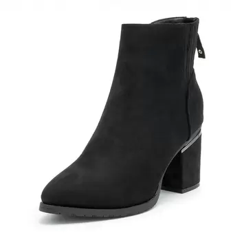 Oferta de Botín negro con tacón ancho por $1279 en Via Uno