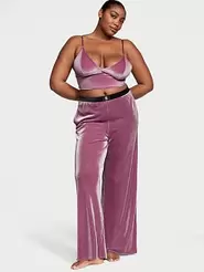 Oferta de Velvet Cami & Shimmer Knit Pants Pajama Set por $1311.06 en Victoria's Secret