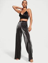 Oferta de Velvet Cami & Shimmer Knit Pants Pajama Set por $1311.06 en Victoria's Secret