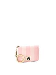Oferta de Flap Card Case Keychain por $436.29 en Victoria's Secret