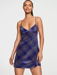 Oferta de Velvet Slip Dress por $764.33 en Victoria's Secret