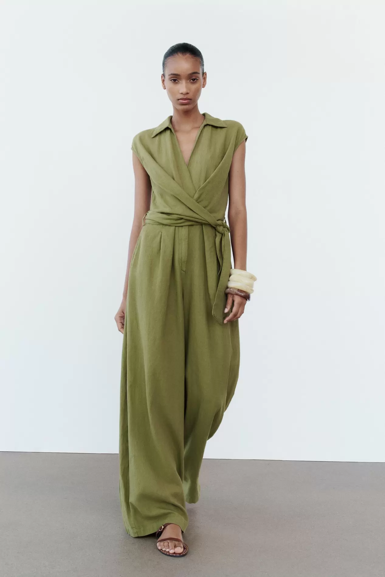 Oferta de JUMPSUIT ANCHO NUDO CON LINO por $1399 en ZARA