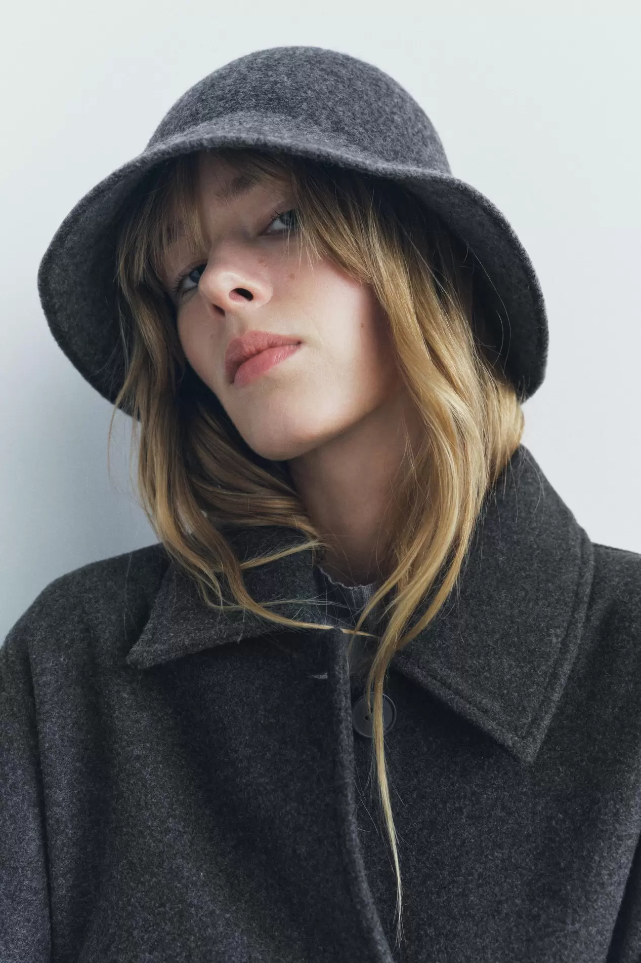 Oferta de GORRO BUCKET LANA por $649 en ZARA