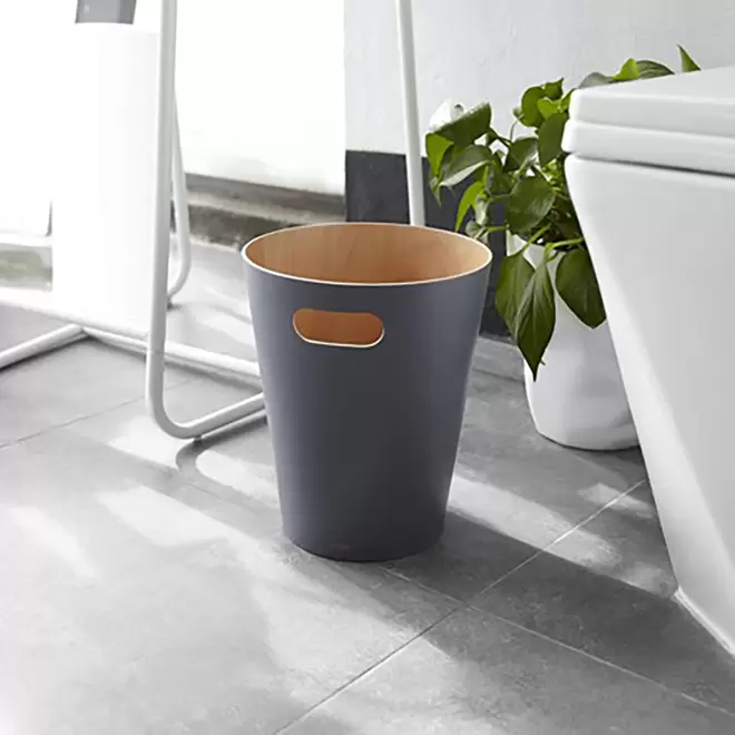 Oferta de Bote para Basura Woodrow Umbra – Gris por $678.3 en Perfect Home