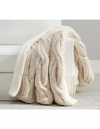 Oferta de Frazada Alpine Mega Cable Sherpa por $3359.2 en Pottery Barn