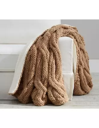 Oferta de Frazada Alpine Mega Cable Sherpa por $2519.4 en Pottery Barn