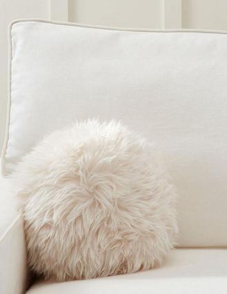 Oferta de Cojín decorativo Faux Real Fur Sphere por $719.4 en Pottery Barn