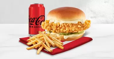 Oferta de KENTUCKY CHICKEN SANDWICH MAYONESA CLÁSICA COMBO por $185 en KFC