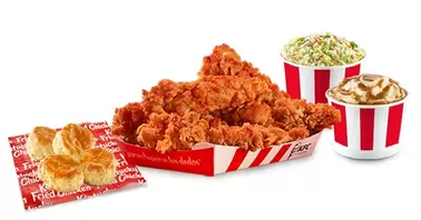 Oferta de BUCKET CLÁSICO DE 12 KE TIRAS por $499 en KFC