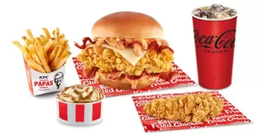 Oferta de KCS CHIPOTLE BACON MEGABOX + KE TIRA® por $228 en KFC