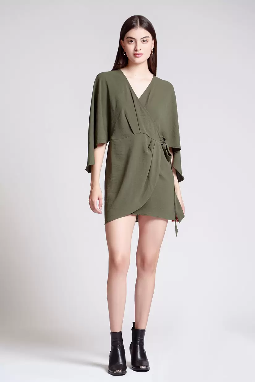 Oferta de Vestido Corto Envolvente por $399 en LOB