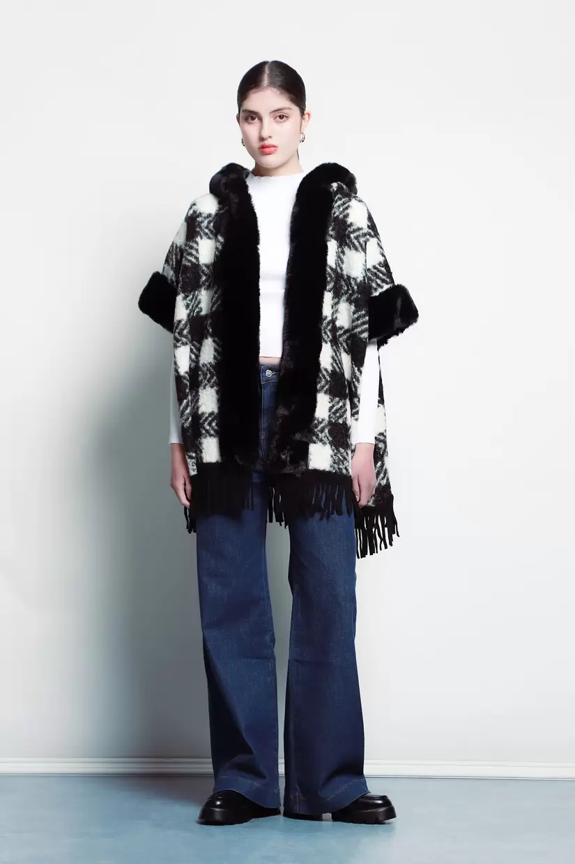 Oferta de Poncho Boucle Con Peluche Y Barbas por $499.5 en LOB