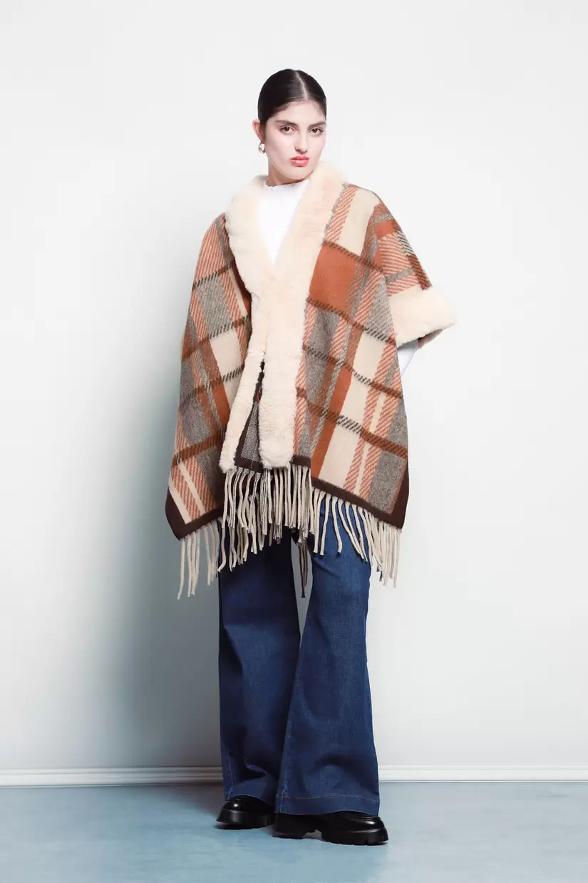 Oferta de Poncho Boucle Con Peluche Y Barbas por $499.5 en LOB