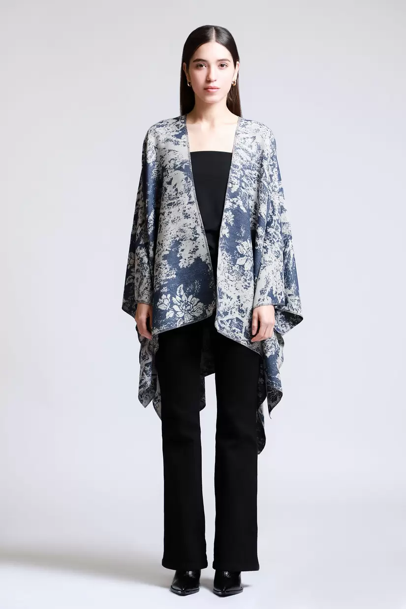 Oferta de Poncho Estampado Flor por $399 en LOB