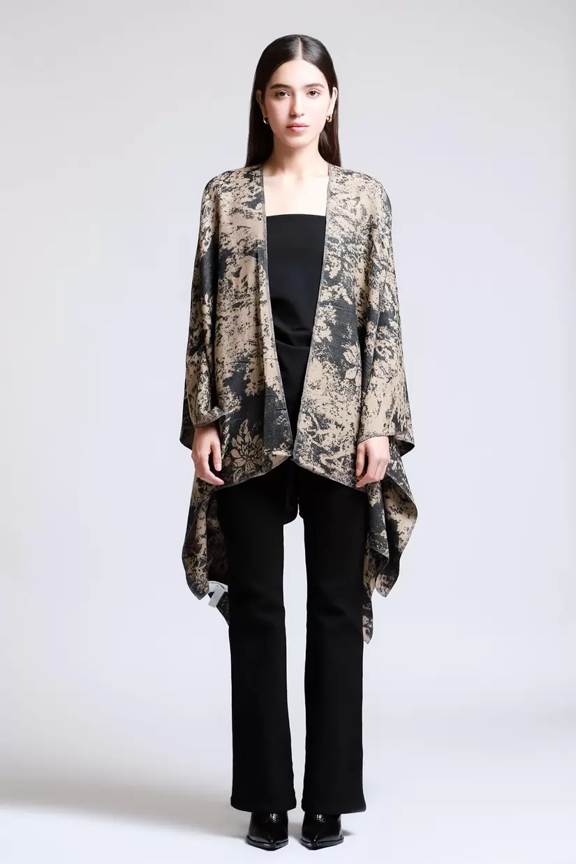 Oferta de Poncho Estampado Flor por $399 en LOB
