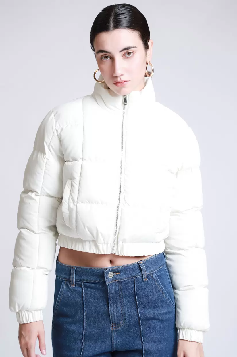 Oferta de Chamarra Crop Capitonada por $499 en LOB