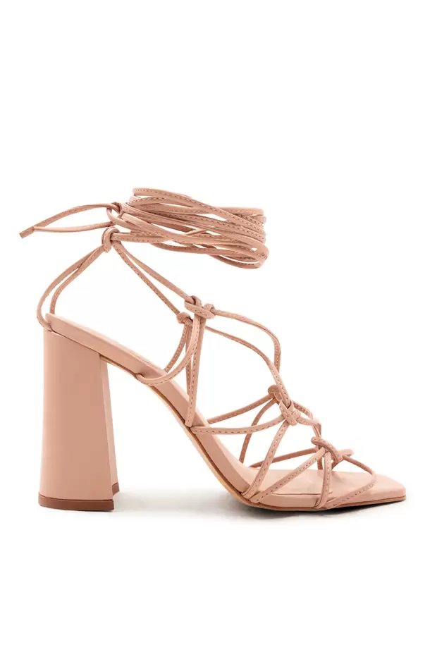 Oferta de Sandalia Tiras Tramadas por $720 en Ivonne