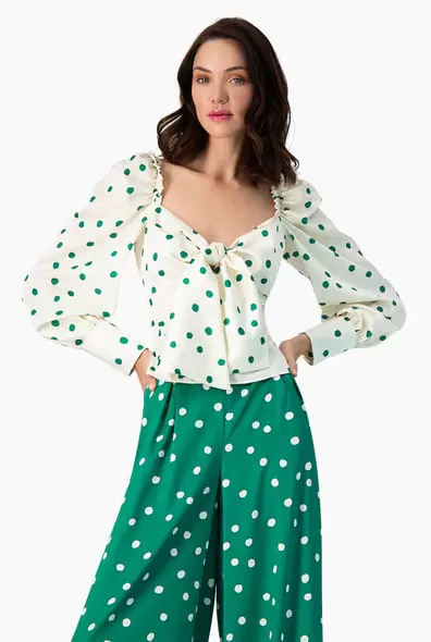 Oferta de Blusa corta y amarre en pecho por $679.6 en Ivonne