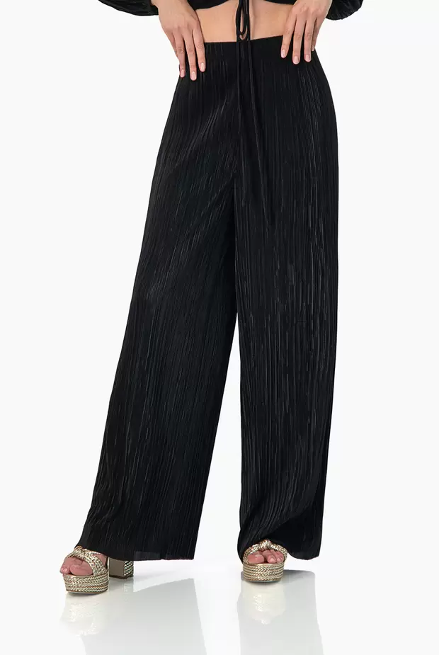 Oferta de Pantalon negro de pierna ancha por $559.6 en Ivonne