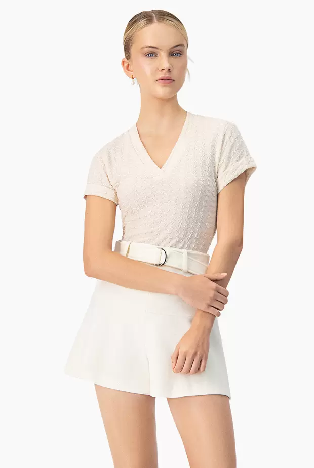 Oferta de Blusa recta blanca de manga corta por $499.5 en Ivonne