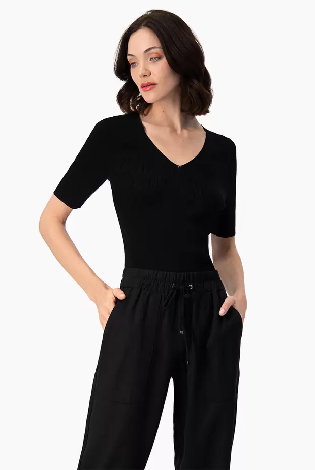 Oferta de Suéter Basic V Negro por $479.6 en Ivonne