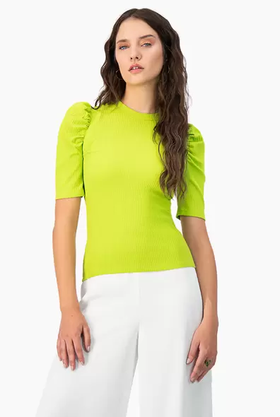 Oferta de Blusa recta de manga corta con hombro abullonado por $449.5 en Ivonne