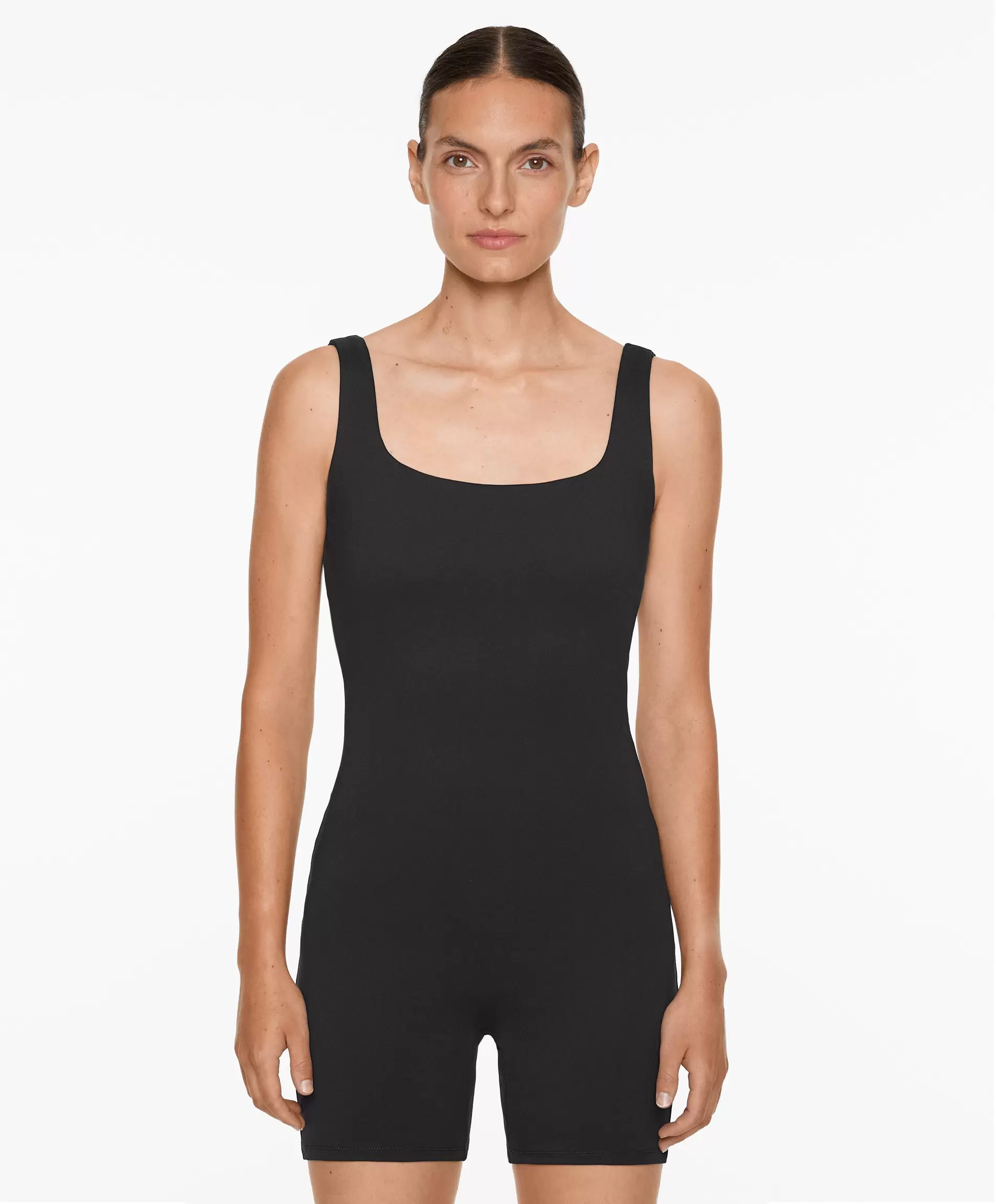 Oferta de Jumpsuit corto espalda cruzada comfortlux por $899 en Oysho