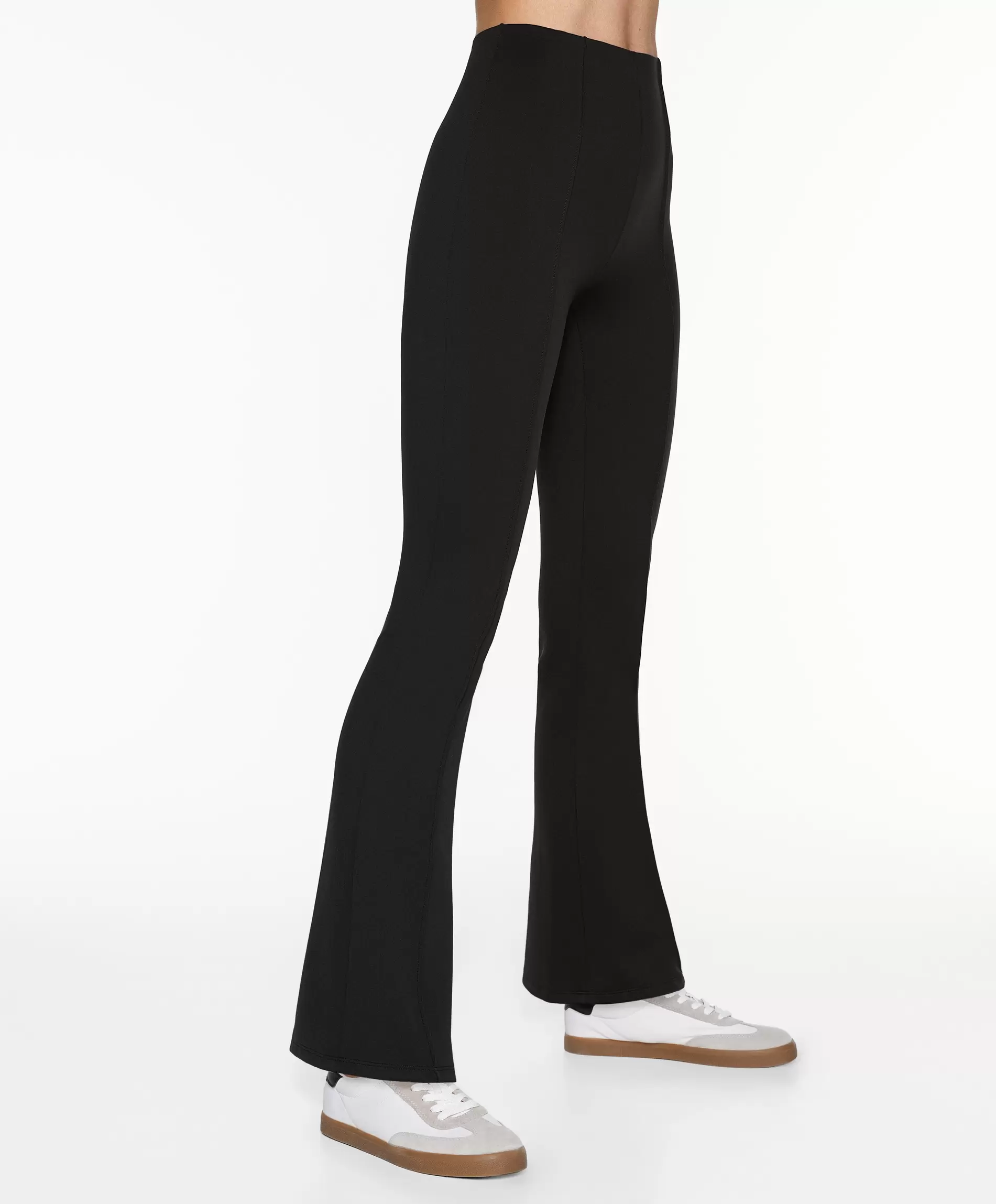 Oferta de Pantalón flare efecto neopreno por $1599 en Oysho