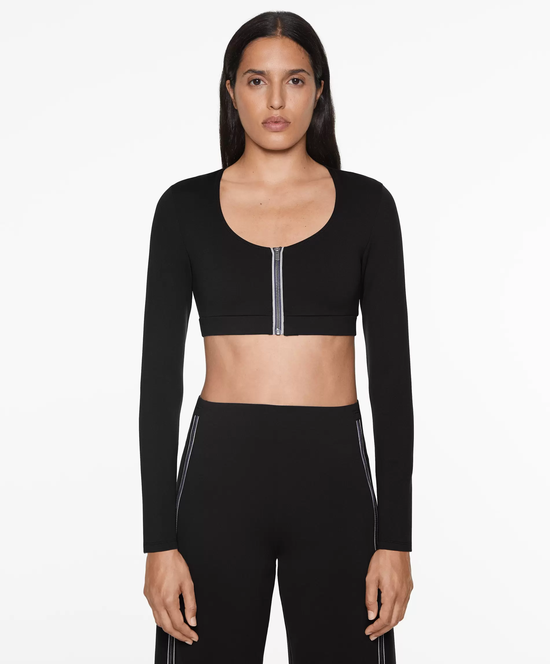 Oferta de Camiseta crop manga larga zipper efecto neopreno por $899 en Oysho