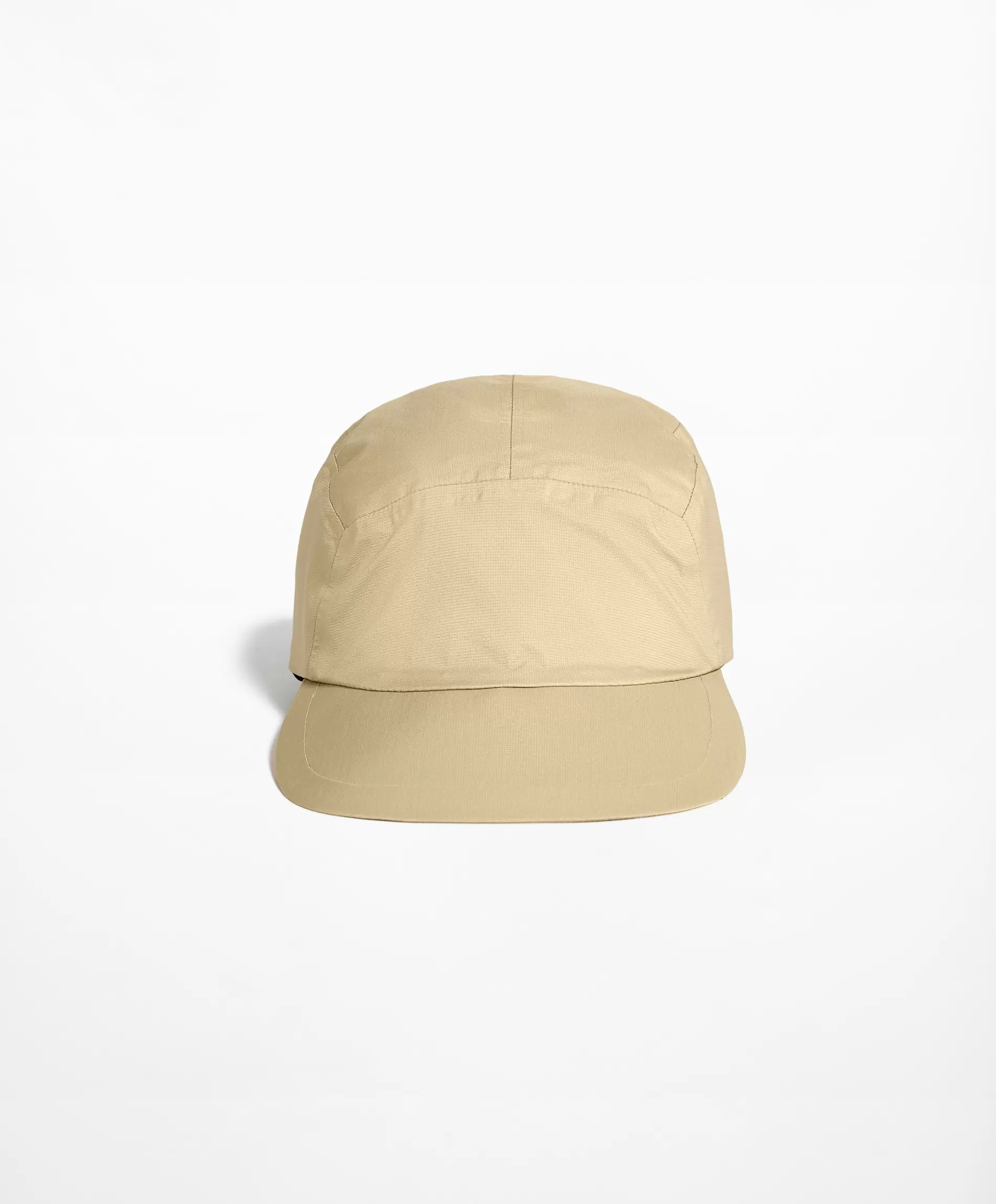 Oferta de Gorra ultraligera resistente al agua por $599 en Oysho