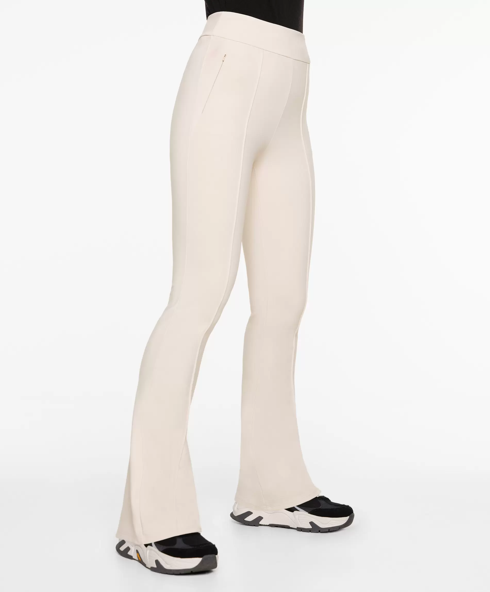 Oferta de Pantalón flare warm high rise nervio 80 cm por $1499 en Oysho