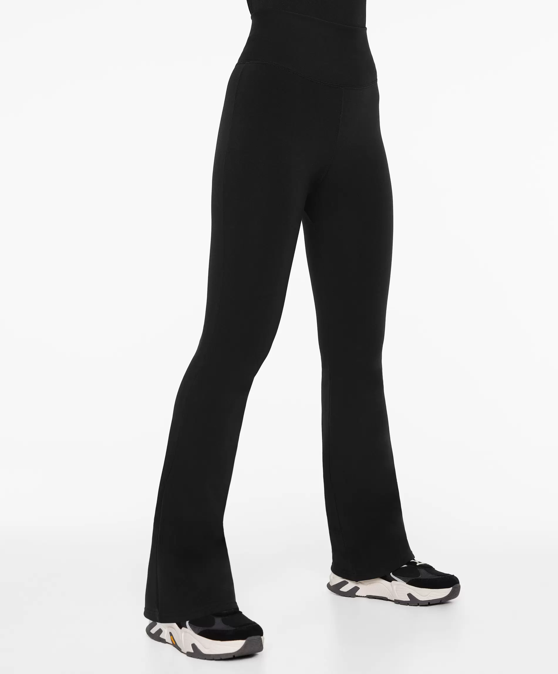 Oferta de Leggings flare super high rise seamless extra warm 80 cm por $1599 en Oysho