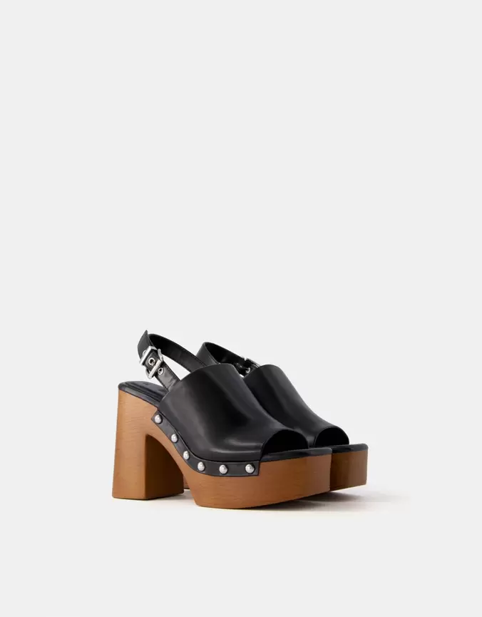 Oferta de Sandalia tacón plataforma tachas por $699 en Bershka