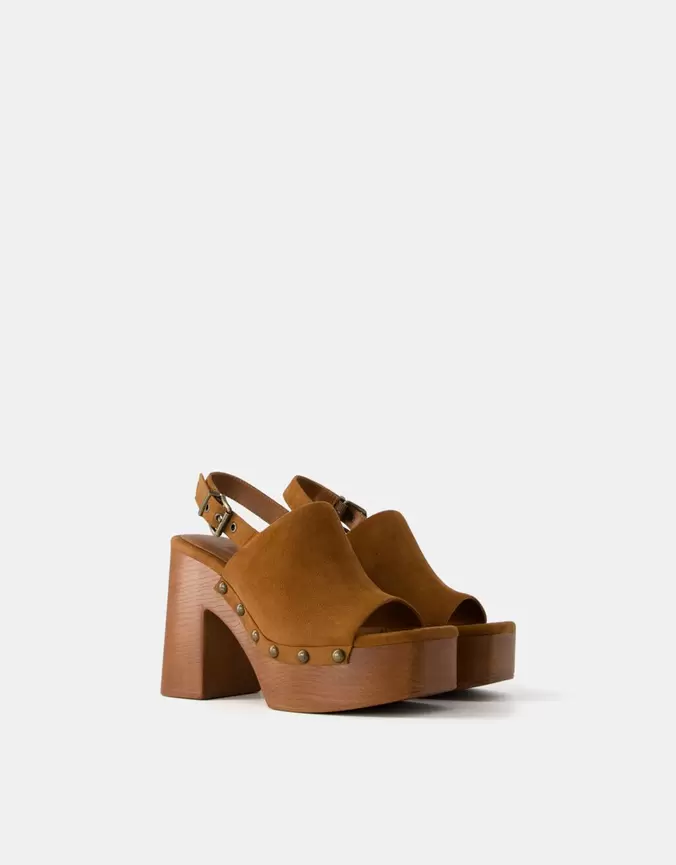 Oferta de Sandalia tacón plataforma tachas por $699 en Bershka