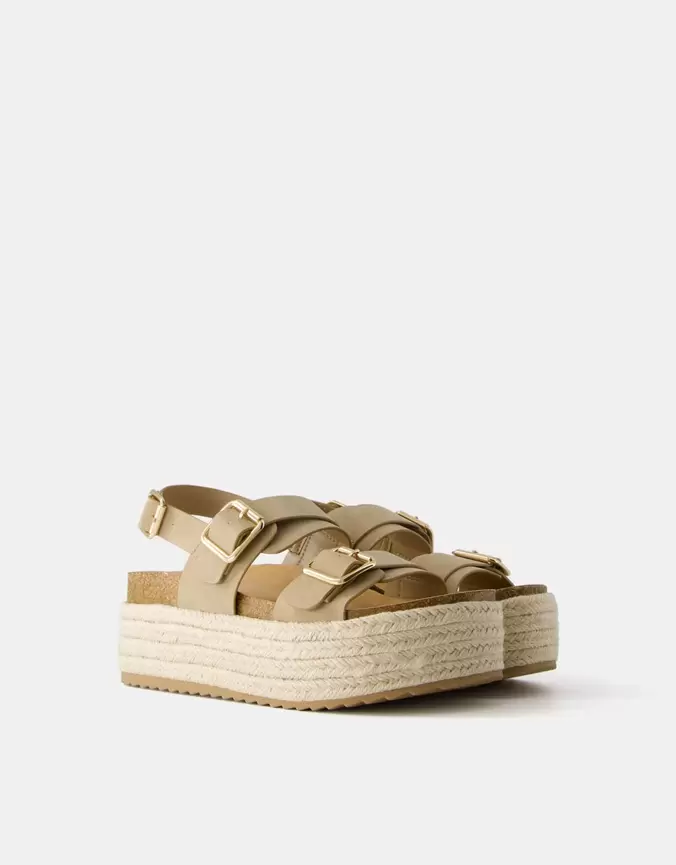 Oferta de Sandalia plataforma hebillas yute por $839 en Bershka