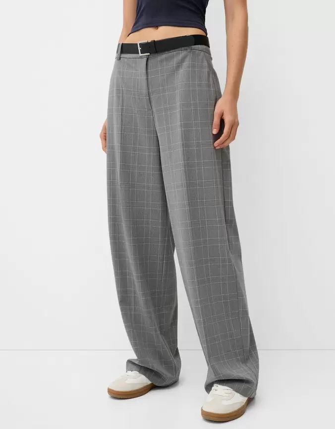 Oferta de Pantalón tailoring con cinturón por $629 en Bershka