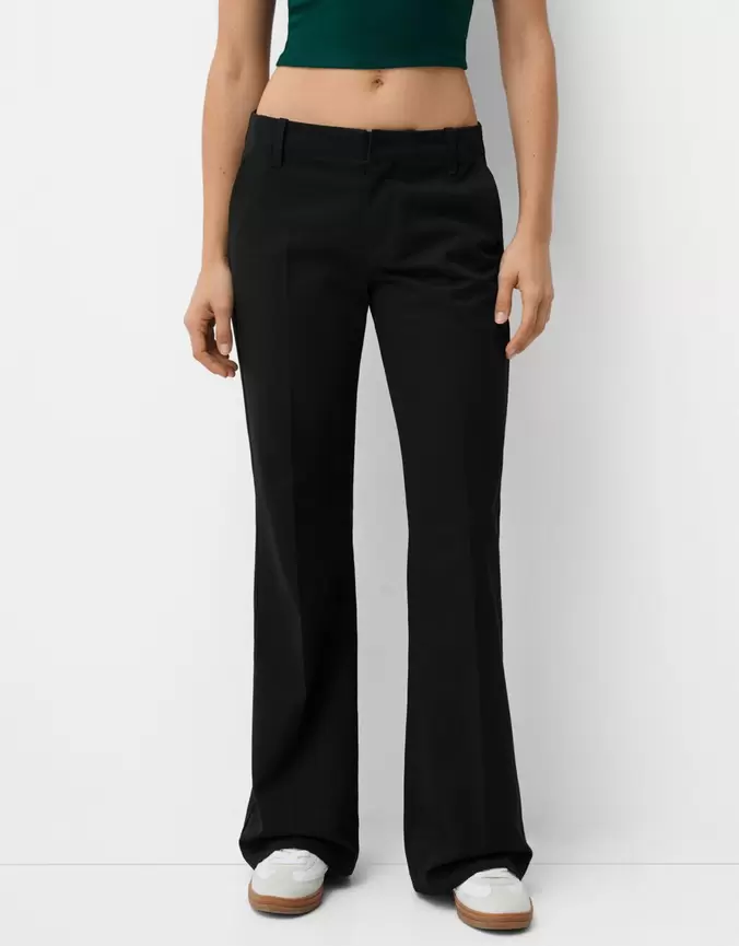 Oferta de Pantalón chino flare por $399 en Bershka