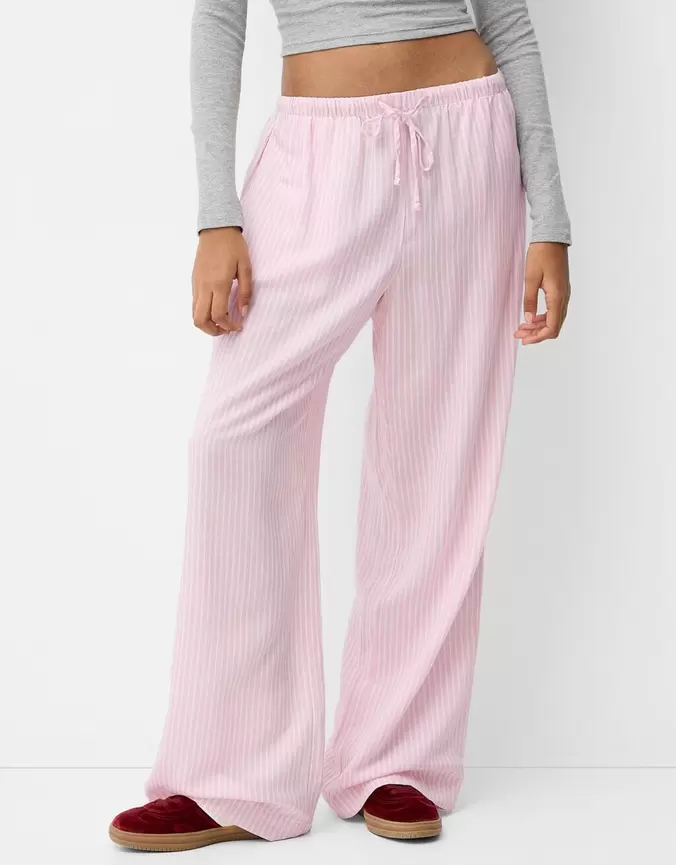 Oferta de Pantalón straight rayas cintura goma por $489 en Bershka