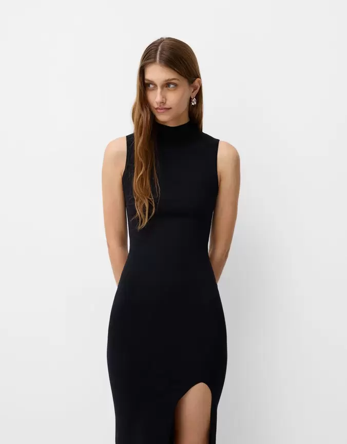 Oferta de Vestido midi cuello subido por $559 en Bershka