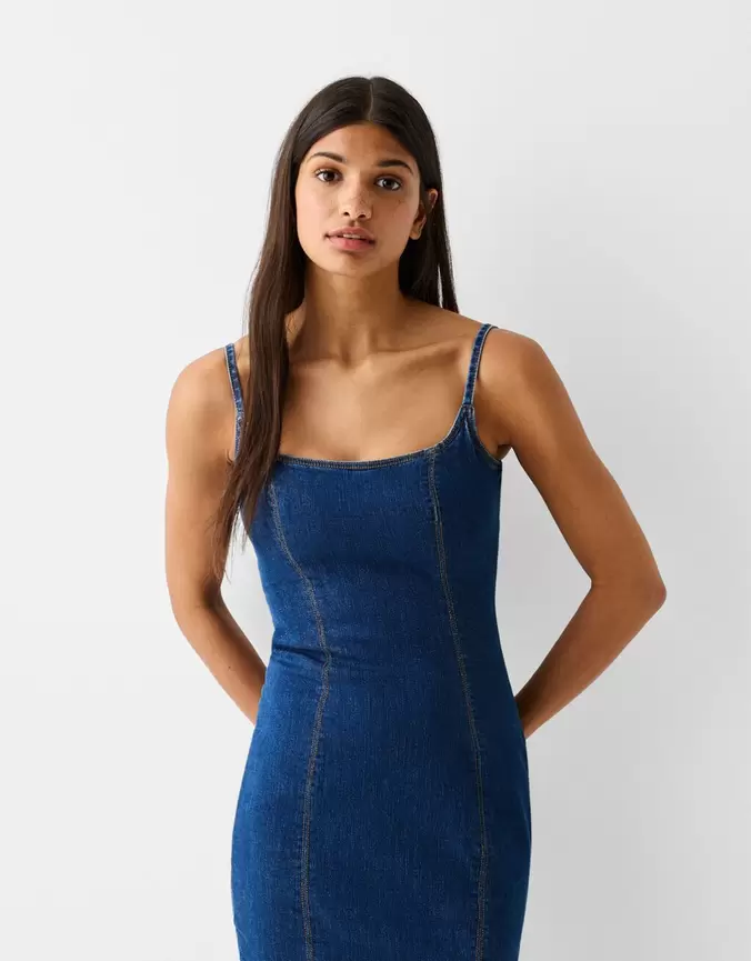 Oferta de Vestido denim largo tirantes por $839 en Bershka