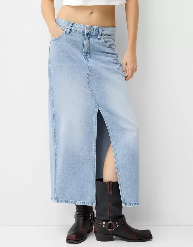 Oferta de Falda denim larga por $399 en Bershka