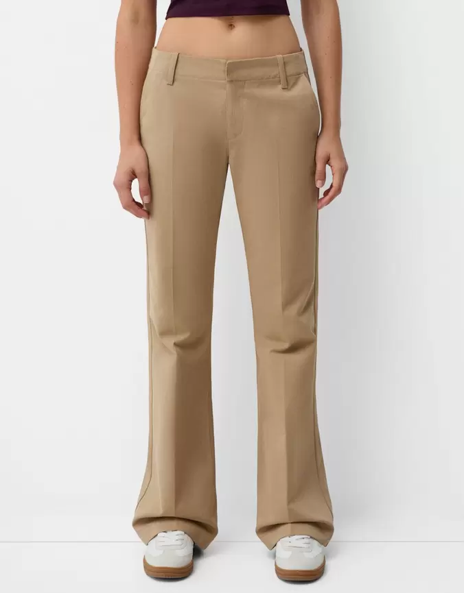 Oferta de Pantalón chino flare por $399 en Bershka