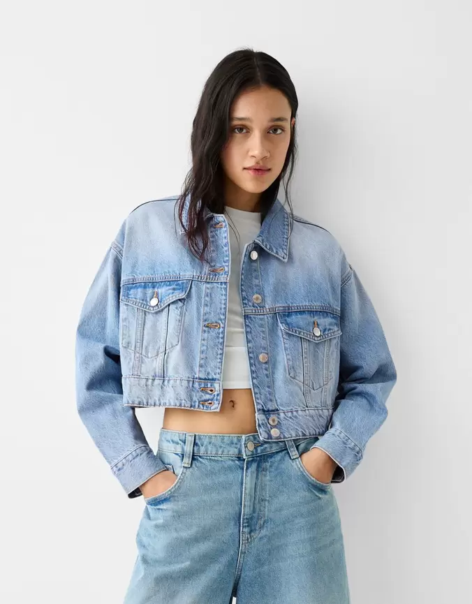 Oferta de Cazadora denim cropped por $559 en Bershka