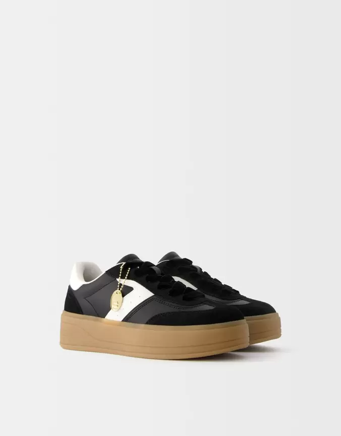 Oferta de Zapatilla retro plataforma por $499 en Bershka