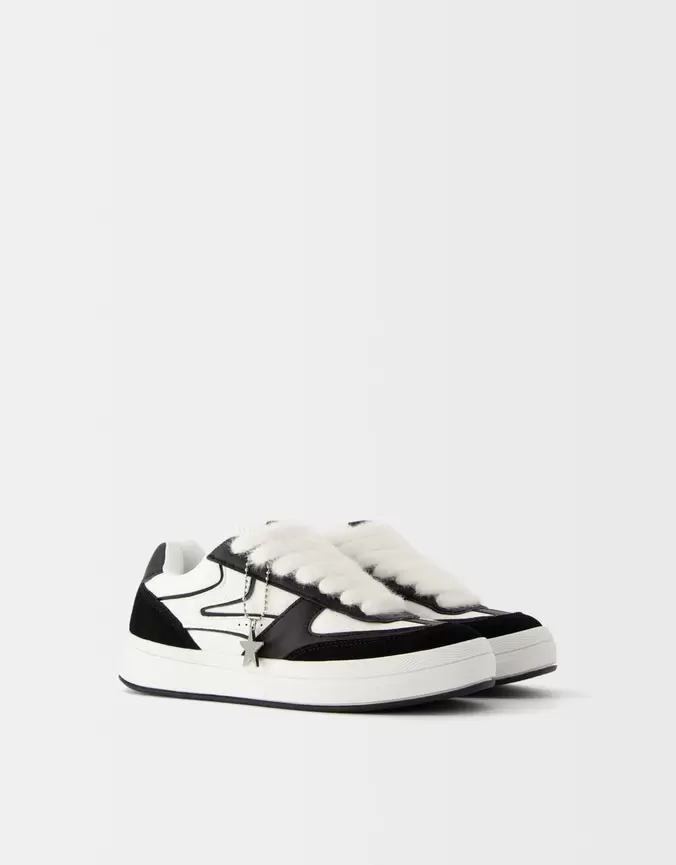 Oferta de Zapatillas skate detalle llavero por $499 en Bershka